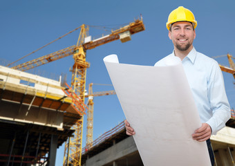 Architekt mit Plan auf Baustelle