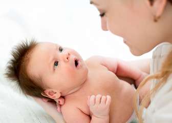 newborn baby looking at mother © Oksana Kuzmina