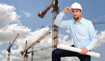 Architekt mit Plan auf Baustelle