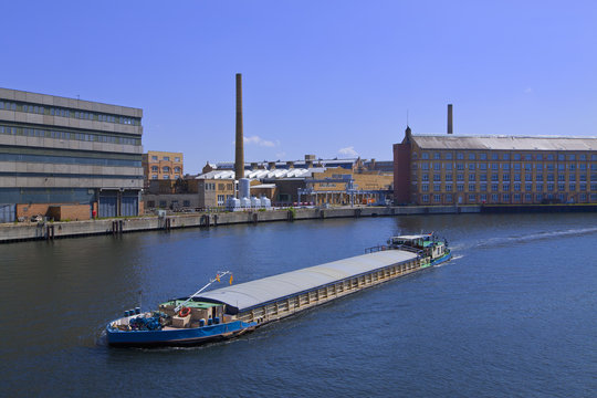 Berlin Sch&ouml;neweide Industrie Binnenschifffahrt Spree Wassertransport Wassertrasse, spreeknie, industriegebiet, entwicklungsgebiet, elektropolis, tro, kwo, ddr betriebe, industriegebiet, industrie osw