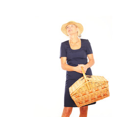 Frau mit Picknickkorb