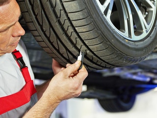 Checking the tread pattern of a summer tire