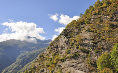Fototapeta na wymiar Maggia, Tal, Maggiatal, Fusio, Dorf, Herbst, Tessin, Schweiz