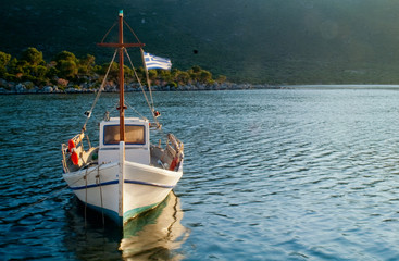 Obraz premium White fishing boat parked in bay