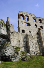 Fototapeta na wymiar The walls of the ruined castle in Ogrodzieniec.