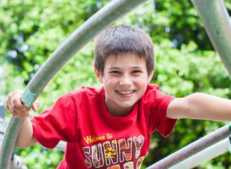 Bambino che gioca al parco