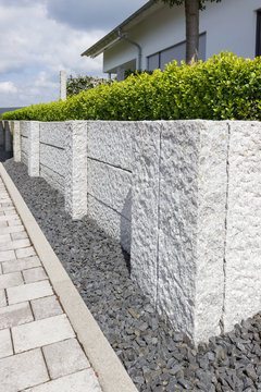Neue Granitmauer im eigenen Garten