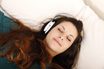 Musik hören auf dem Bett