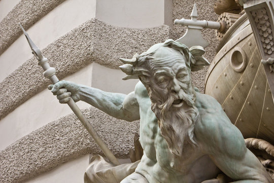 Brunnendetail d. Brunnens Macht zur See vor der Wiener Hofburg 2