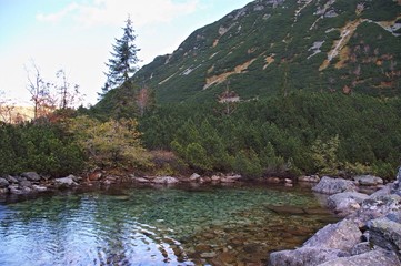 Fototapeta na wymiar Crystal clear water mountain lake