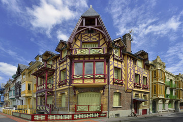 Obraz premium Angle de rue des maisons colorées de Mers les Bains (80350), département de la Somme en région Hauts-de-France, France