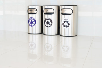 Recycle bins with text in Spanish