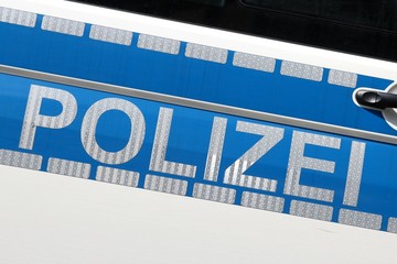 Schriftzug an einem deutschen Polizeiauto
