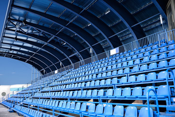 leerer blauer Sitzplatz im Stadion