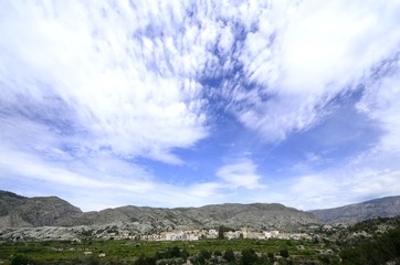 campos sembrados y pueblo de montaña