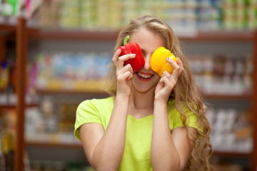 Девушка в продуктовом магазине