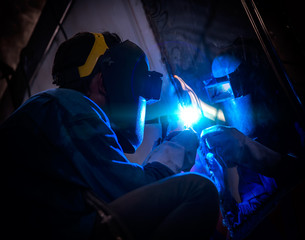 Obraz na płótnie Canvas Worker welding