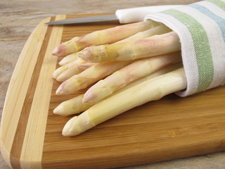 Küchenfertiger weißer Spargel