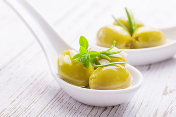 Grüne Oliven auf Löffel