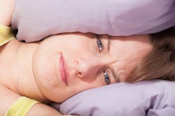 bruit et mal de tête pour une jeune femme dans son lit
