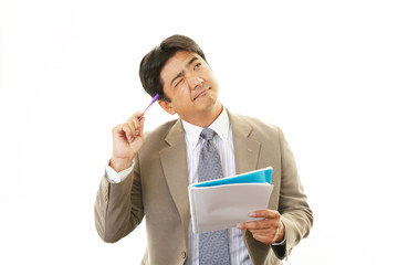 疲れた表情の男性