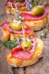 Büffet - Knusprige Bruschetta mit Salami und Oliven