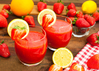 Refreshing strawberry smoothies with lemon