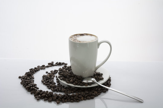 Kaffee auf Kaffeebohnen mit Muster