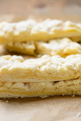 Mit Sojapudding gefüllter Streuselkuchen