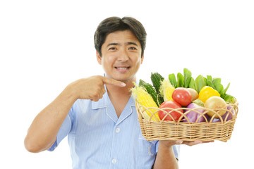 野菜を持つ笑顔の男性