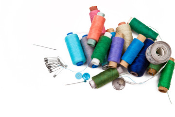 Шпульки, пуговица, булавки и лента