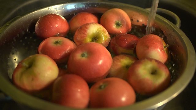 Washing fresh apples