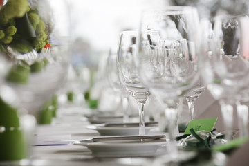 Tischdekoration bei einer Hochzeitsfeier