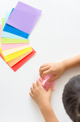 鶴を折る子供の手元