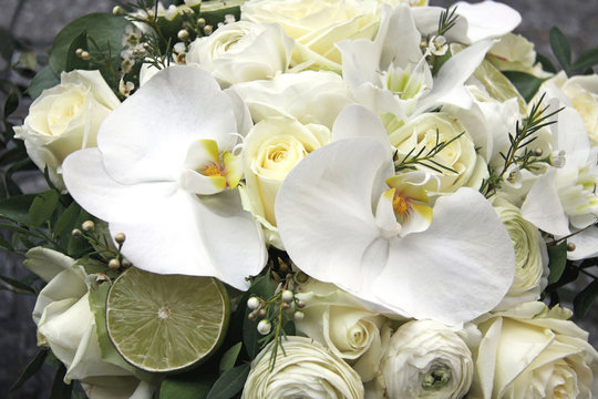 wei&szlig;er blumenstrau&szlig; mit orchideen
