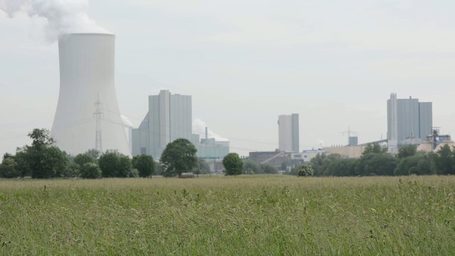 Landwirtschaft und Kohlekraftwerk