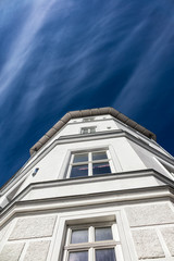 Front eines Gebäudes mit blauem Himmel.