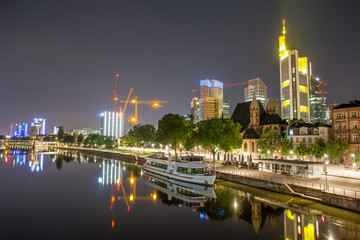 Fototapeta na wymiar frankfurt city skyline and the main river at night