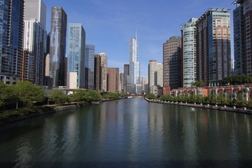 Fototapeta na wymiar Chicago river in morning