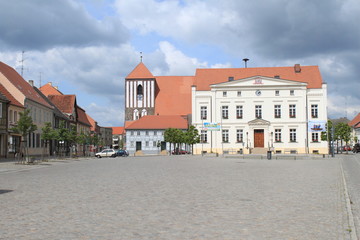 Fototapeta na wymiar Marktplatz in Wusterhausen/Dosse mit Rathaus und Stadtkirche