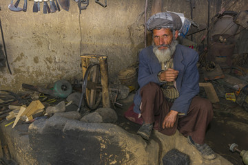 Afghanischer Schmied in seiner Schmiede