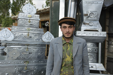 Afghanischer Blechschmied vor seinem Geschäft