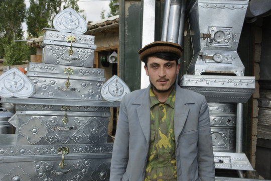 Afghanischer Blechschmied vor seinem Gesch&auml;ft