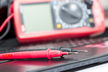 multimeter on the laptop