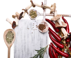 Keuken spatwand met foto Verschillende kruiden en snijplank, geïsoleerd op wit © Africa Studio