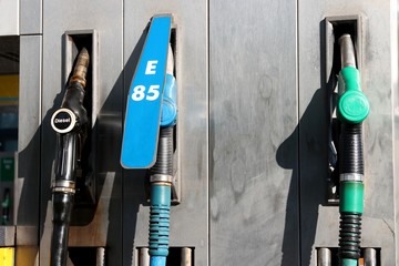 Zapfpistolen an einer niederländischen Tankstelle