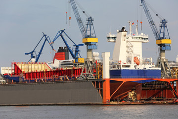 Feederschiff im Dock