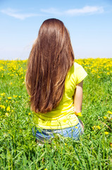 Teenager mit langen Haaren