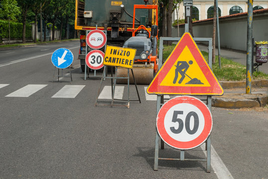 Cantiere lavori in corso, segnali di rifacimento stradale