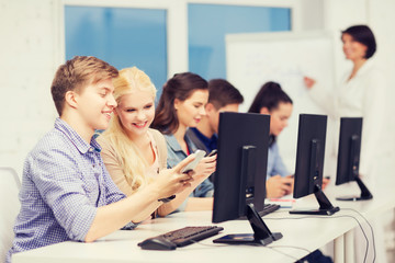students with computer monitor and smartphones